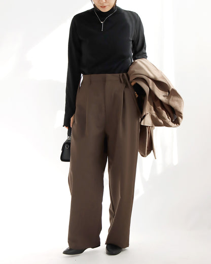 あったかくオシャレに！サス付き大人シンプルコーデ2点セット