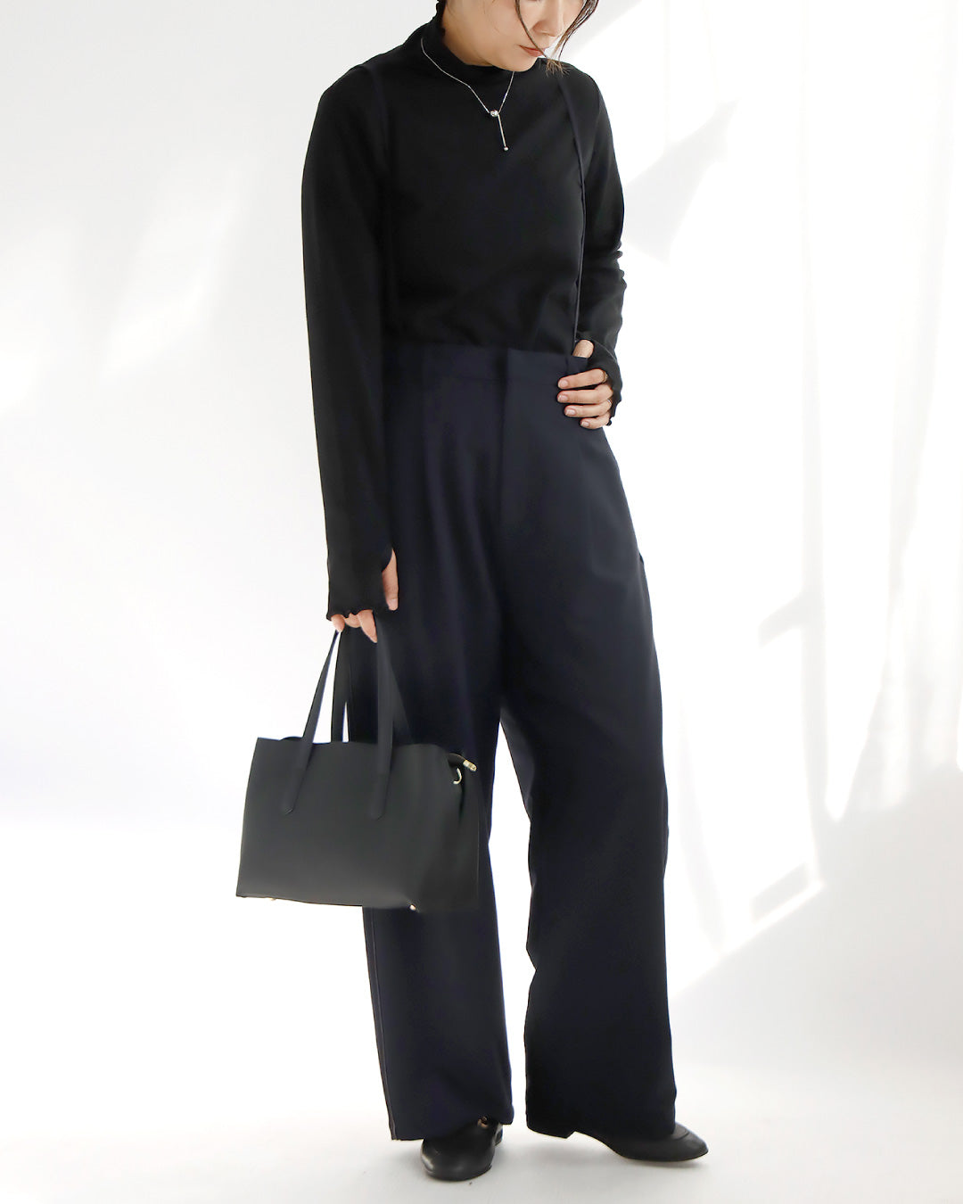 あったかくオシャレに！サス付き大人シンプルコーデ2点セット