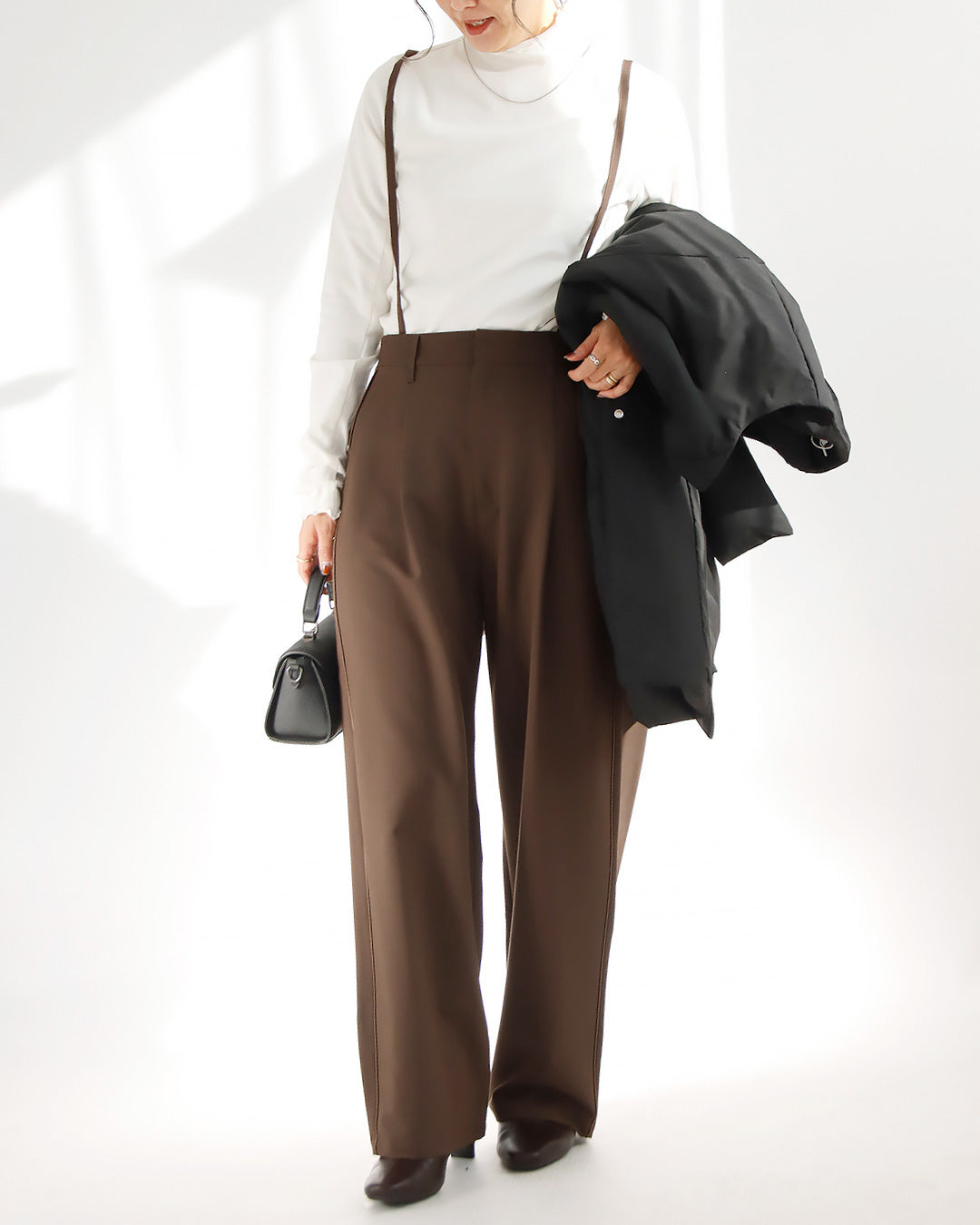 あったかくオシャレに！サス付き大人シンプルコーデ2点セット