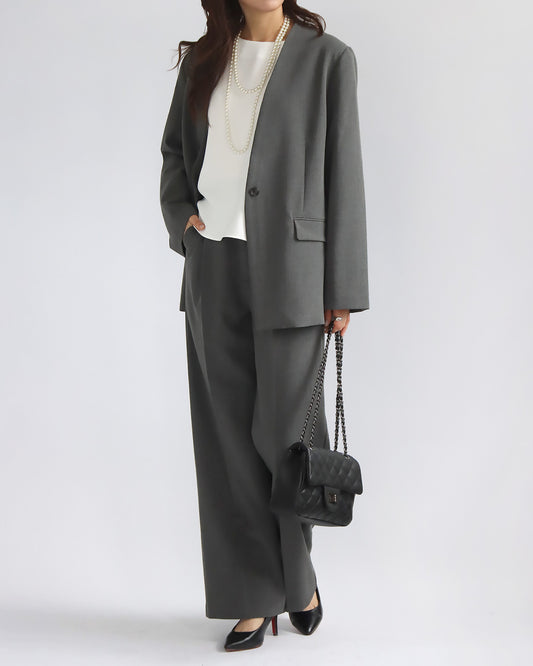 ノーカラージャケット×ワイドパンツスーツ